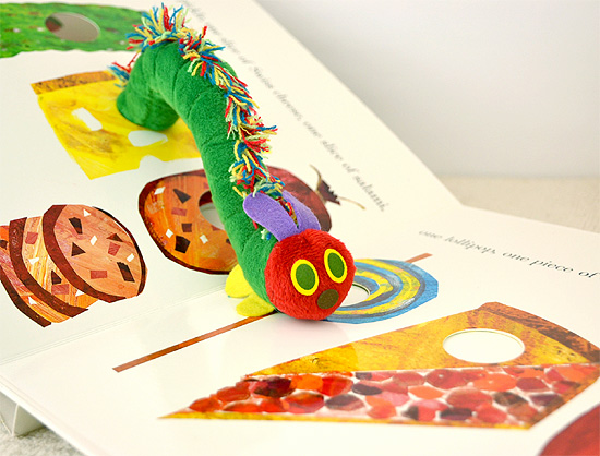 The Very Hungry Caterpillar with Plushi͂؂ނ ʂݕt{[hrbOubNj